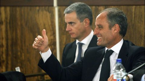Ricardo Costa y el expresidente Camps, durante la lectura del fallo de la causa de los trajes del caso Gürtel en el 2012