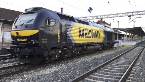 Una locomotora de mercancías en la estación de Monforte