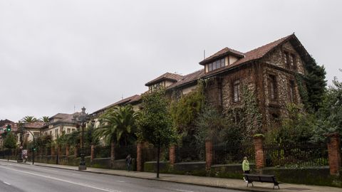 Vista de los chalets de la Fábrica de Armas de La Vega (Oviedo), ocupadas en su día por directivos y hoy muy deteriorados
