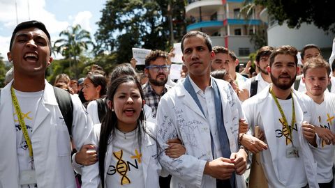 Guaid, en el centro durante la manifestacin de este miercoles, suma un importante respaldo de la comunidad internacional para completar la transicin democrtica en Venezuela