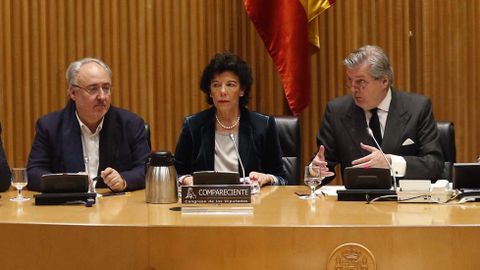La ministra Isabel Celaá compareció en la comisión de Educación. A su derecha el diputado gallego del PSdeG-PSOE Guillermo Meijón; a su izquierda, el presidente de la comisión y antecesor de Celaá en el ministerio, Iñigo Méndez de Vigo