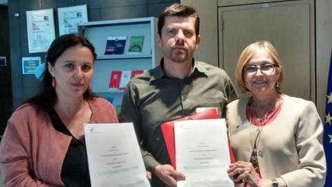 Ana Miranda y dos representantes de las víctimas del accidente del Alvia, cuando presentaron las denuncias ante las instituciones de la UE