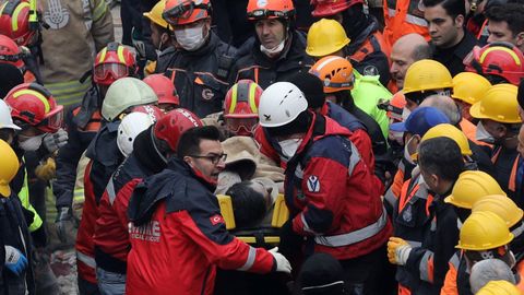 Miembros del dispositivo de rescate evacan al joven de 16 aos que sobrevivi 45 horas bajo los escombros del edificio de Estambul