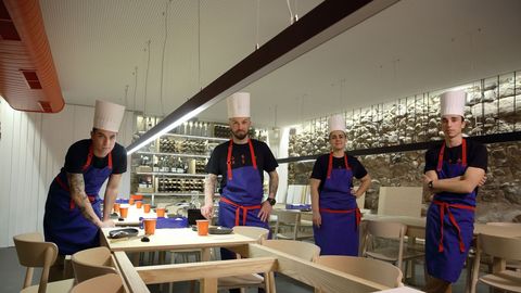 A Coruña. En el recién inaugurado restaurante Nado, de Iván Domínguez, los clientes comparten mesa.
