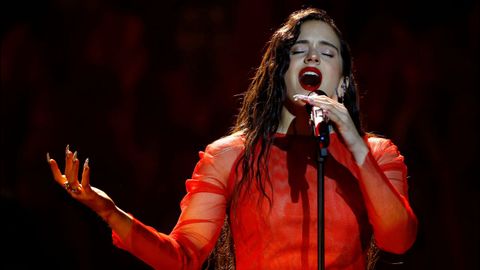 ROSALÍA ACTUANDO EN LA GALA DE LOS GOYA