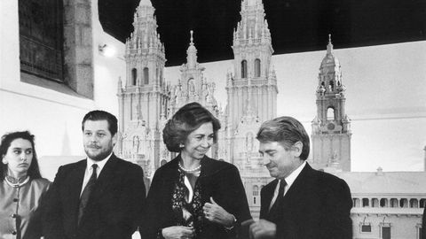 Imagen de 1991 de la Reina Sofía y Víctor Vázquez Portomeñe delante de la maqueta