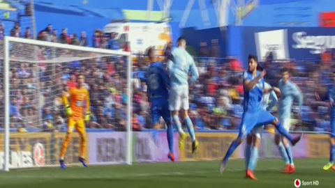 El salto de Hugo Mallo con Arambarri que González Fuertes decretó como penalti