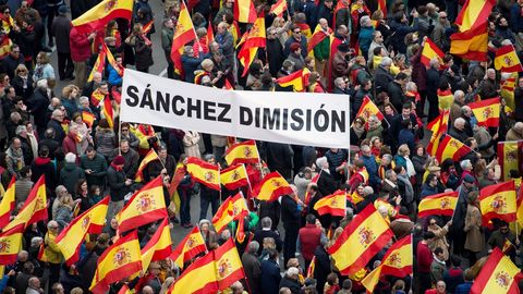 Los manifestantes mostraron carteles y pancartas en contra del presidente del Gobierno, Pedro Sánchez