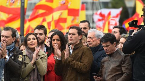 El líder de Ciudadanos, entre la candidata de la formación a la alcaldía de Madrid, Begoña Villacís, y el escritor Mario Vargas Llosa