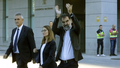Jordi Cuixart. (A la derecha, con los brazos en alto) Presidente de la plataforma secesionista mnium Cultural, est acusado de un deliteo de rebelin.