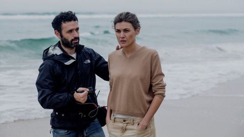 Sorogoyen da instrucciones a la actriz Marta Nieto durante el rodaje de «Madre»