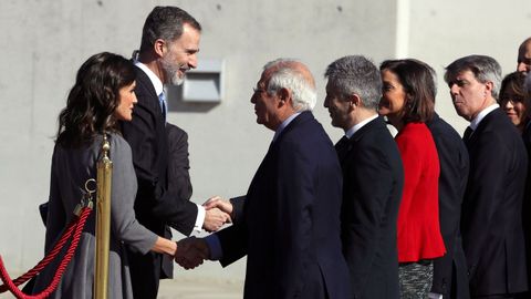 Los reyes Felipe y Letizia saludan a los ministros de Exteriores, Josep Borrel,l y de Interior, Fernando Grande-Marlaska, entre otros, en el aeropuerto de Madrid Barajas Adolfo Surez antes de viajar hacia Marruecos