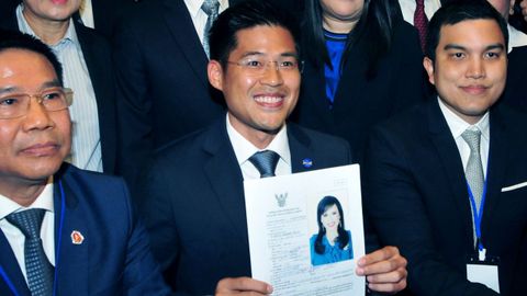 Imagen tomada el pasado 8 de febrero que muestra al lder del partido Thai Raksa Chart, registrando la candidatura de la princesa Ubolratana