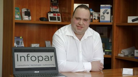 Oscar Paredes estudió una FP de informática y hace años montó su propia empresa en Vilalba