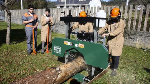 En el IES de Ortigueira se enseña a los profesionales de la madera a usar un aserradero portátil, una novedad que facilita el trabajo con árboles aislados