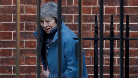 May se encuentra cada vez con menos apoyos