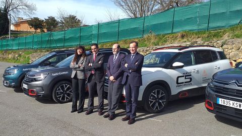 Directivos del grupo automovilstico Blendio junto a vehculos de la nueva gama del C5 Aircross