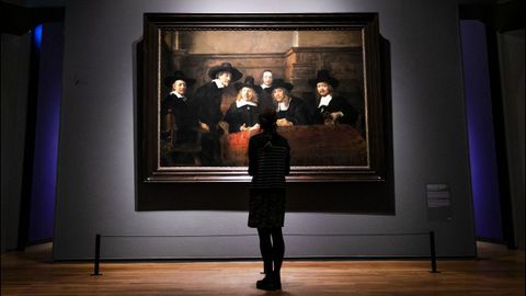 Una visitante del Rijksmuseum contempla el cuadro de Rembrandt «Los síndicos de los pañeros»
