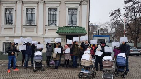 Padres afectados demandan una solución en el consulado de Kiev
