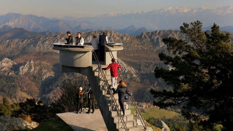 Turistas en el Mirador del Fito con los Picos de Europa al fondo