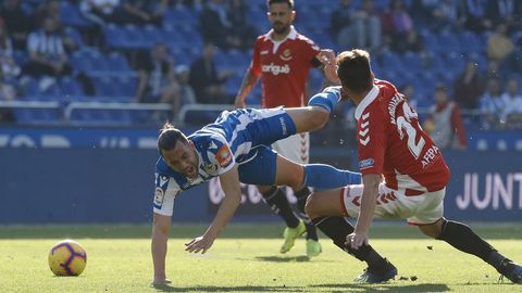 Quique cae al suelo en un lance del partido del sábado contra el Nàstic