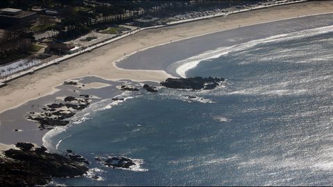 La archiconocida playa de Samil, a vista de pájaro