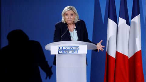 La formacin capitaneada por Marine Le Pen se hara con el 22 % de los votos, pasando de los 15 a los 21 escaos, y sera por peso el cuarto partido con ms presencia en el Parlamento Europeo.
