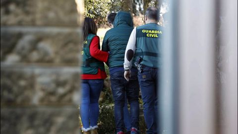 Imagen de archivo: agentes de la Guardia Civil trasladan al detenido como presunto inductor del asesinato del concejal de Llanes (Asturias), Javier Ardines.