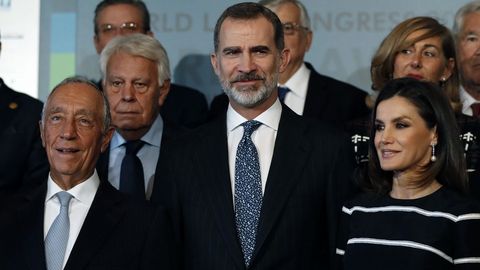 El presidente de Portugal y premio Fernández Latorre, Marcelo Rebelo de Sousa, el expresidente del Gobierno Felipe González, y los reyes, ayer en el Congreso Mundial de Derecho en Madrid.