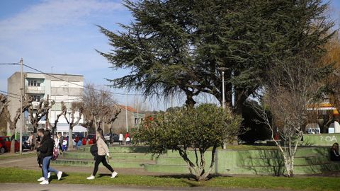 El regreso a la normalidad: en la imagen puede verse a jóvenes caminando hacia clase y otros parándose a hablar en el entorno de una Praza dos Estudantes, en el que el problema ha remitido.