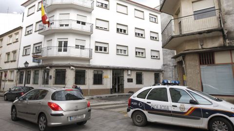 Agentes de la comisaría de Monforte de la Policía Nacional investiga el robo cometido en una casa de la calle Ourense