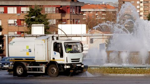 Un camin cuba en labores de limpieza de las calles de Oviedo.
