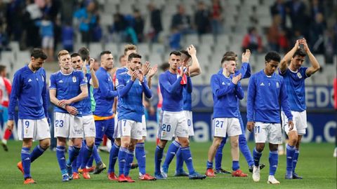 Los jugadores del Oviedo saludan a la aficin tras el empate ante el Lugo