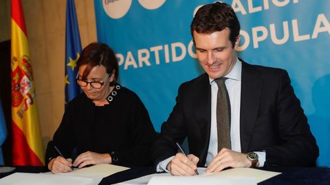 El presidente del PP, Pablo Casado, y la presidenta de Foro, Carmen Moriyn, durante la firma del acuerdo de coalicin electoral con Foro Asturias