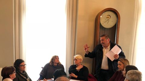 El coordinador de IU, Ramón Argüelles en un encuentro de la formación con trabajadores del HUCA