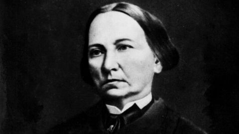CONCEPCIÓN ARENAL. Penalista y «madre» del feminismo. La ferrolana encontró en A Coruña la sororidad con Juana de Vega. Disfrazada de hombre, fue la primera universitaria en España. Reivindicó la igualdad para la mujer en todas las esferas. Estudió Derecho y fue «visitadora de prisiones».