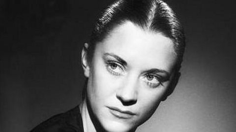 MARÍA CASARES. Icono del cine y del teatro en Francia. De la calle Panadeiras huyó con su familia, su padre era el expresidente republicano Santiago Casares Quiroga, a Francia. Musa de cineastas y escritores como Camus, es una de las actrices más laureadas del teatro francés. En sus giras por Argentina entró en contacto con galleguistas como Seoane, Blanco Amor o Laxeiro. Allí actuó en recitales en gallego. Casares dijo: «Galicia soy yo. Galicia no soy yo. Pero soy un trozo de Galicia. Y moriré siendo gallega».