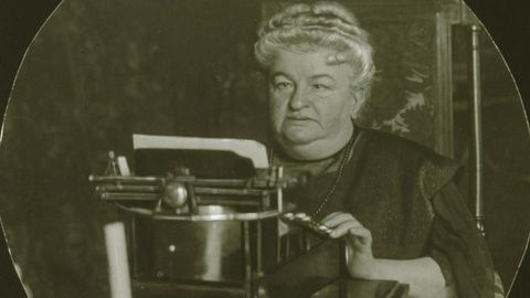 Escritora y periodista, hasta en tres ocasiones le negaron a Pardo Bazán la entrada en la Real Academia Española. Nunca claudicó ante los hombres. Feminista convencida, fue una precursora en la defensa de los derechos de la mujer y de su acceso a la educación