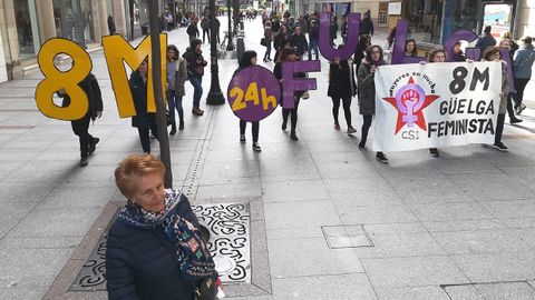 Un piquete musical del 8-M recorre el centro de Gijón y entra en la sede de Hacienda