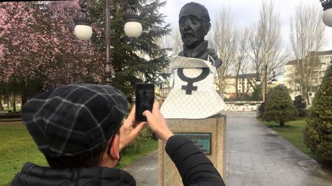 El busto del Cardenal Rodrigo de Castro en el Parque dos Condes de Monforte, con un mandil con el símbolo feminista