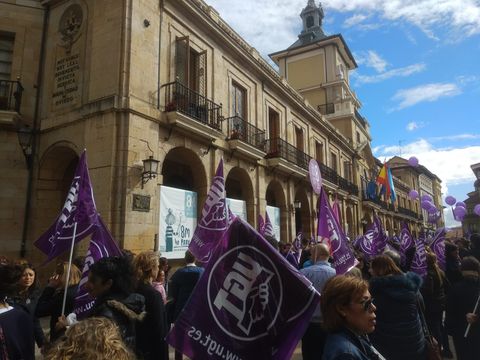 Multitudinaria concentración del 8-M, en la plaza del Ayuntamiento de Oviedo