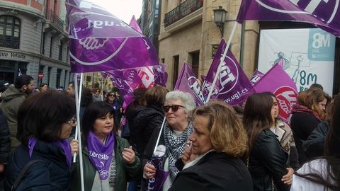 Multitudinaria concentración del 8-M, en la plaza del Ayuntamiento de Oviedo