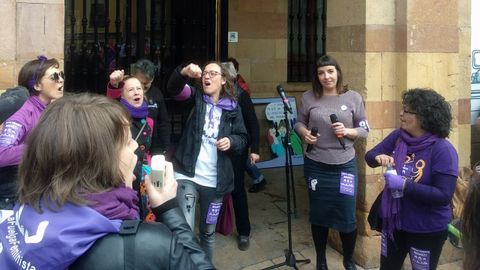 Multitudinaria concentración del 8-M, en la plaza del Ayuntamiento de Oviedo