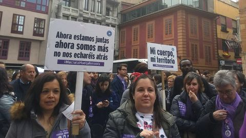 Multitudinaria concentración del 8-M, en la plaza del Ayuntamiento de Oviedo