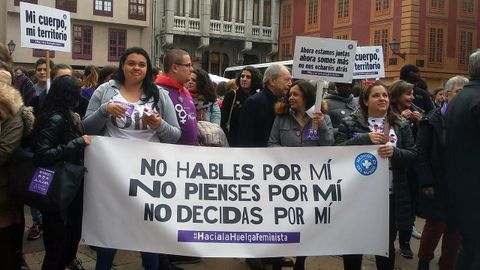 Multitudinaria concentración del 8-M, en la plaza del Ayuntamiento de Oviedo