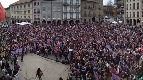 Concentración por el 8-M en la plaza del ayuntamiento en Avilés