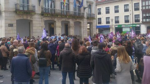 Concentración por el 8-M en la plaza del ayuntamiento en Pola de Siero