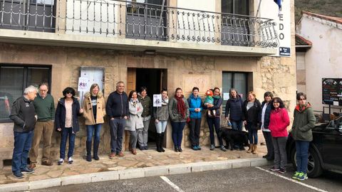 Concentración por el 8-M delante del ayuntamiento, en Somiedo