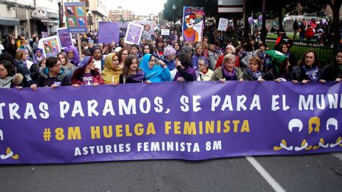Miles de personas participan en la concentración feminista convocada en Gijón con motivo del Día Internacional de la Mujer