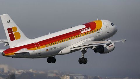 Avin de Iberia despegando del aeropuerto de Alvedro
